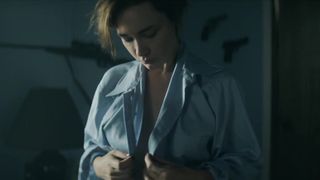 Sara Mohr topless - Red Dust (2014)