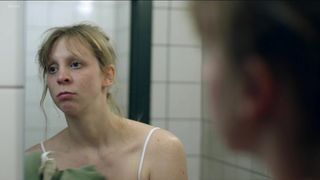 Sarah Lefevre nudity - Paul est la (2017)