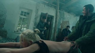 Linda Lapinsh - Igra na vyzhivanie s01e02 (2020) Nude killer movie