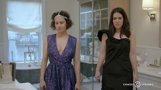 Ilana Glazer, Abbi Jacobson - Wide City s04e08 (2017) celebs bra-less scenes