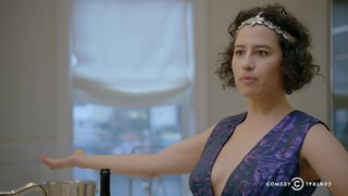 Ilana Glazer, Abbi Jacobson - Wide City s04e08 (2017) celebs bra-less scenes