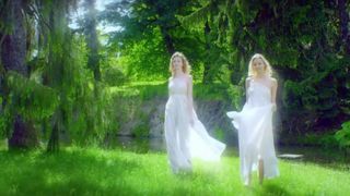 Denisa Nesvacilova naked, Tereza Valtova, Hana Vagnerova nude- Miluji te modre (2017)