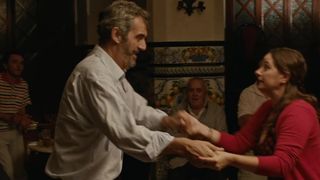 Carme Juan nude - El escarabajo al final de la calle (2018)