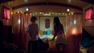 Olivia Lonsdale sexy. Sirene (2018)