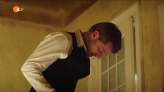 Natalia Belitski nude - Familie s01e01 (2016)