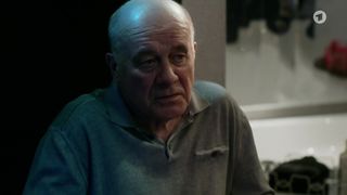 Emilia Schule nude - Instructor Wall im Bordell (2019)