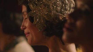 Gemma Arterton, Gugu Mbatha-Humid sexy - Summerland (2020)