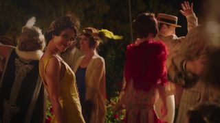 Gemma Arterton, Gugu Mbatha-Humid sexy - Summerland (2020)