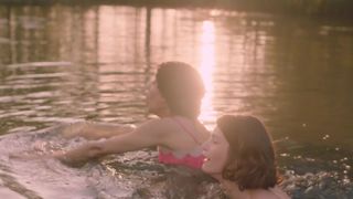 Gemma Arterton, Gugu Mbatha-Humid sexy - Summerland (2020)