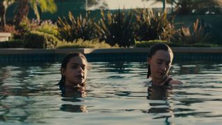 Saoirse Ronan sexy, Odeya Rush hot - Lady Bird (2017)