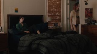 Saoirse Ronan sexy, Odeya Rush hot - Lady Bird (2017)