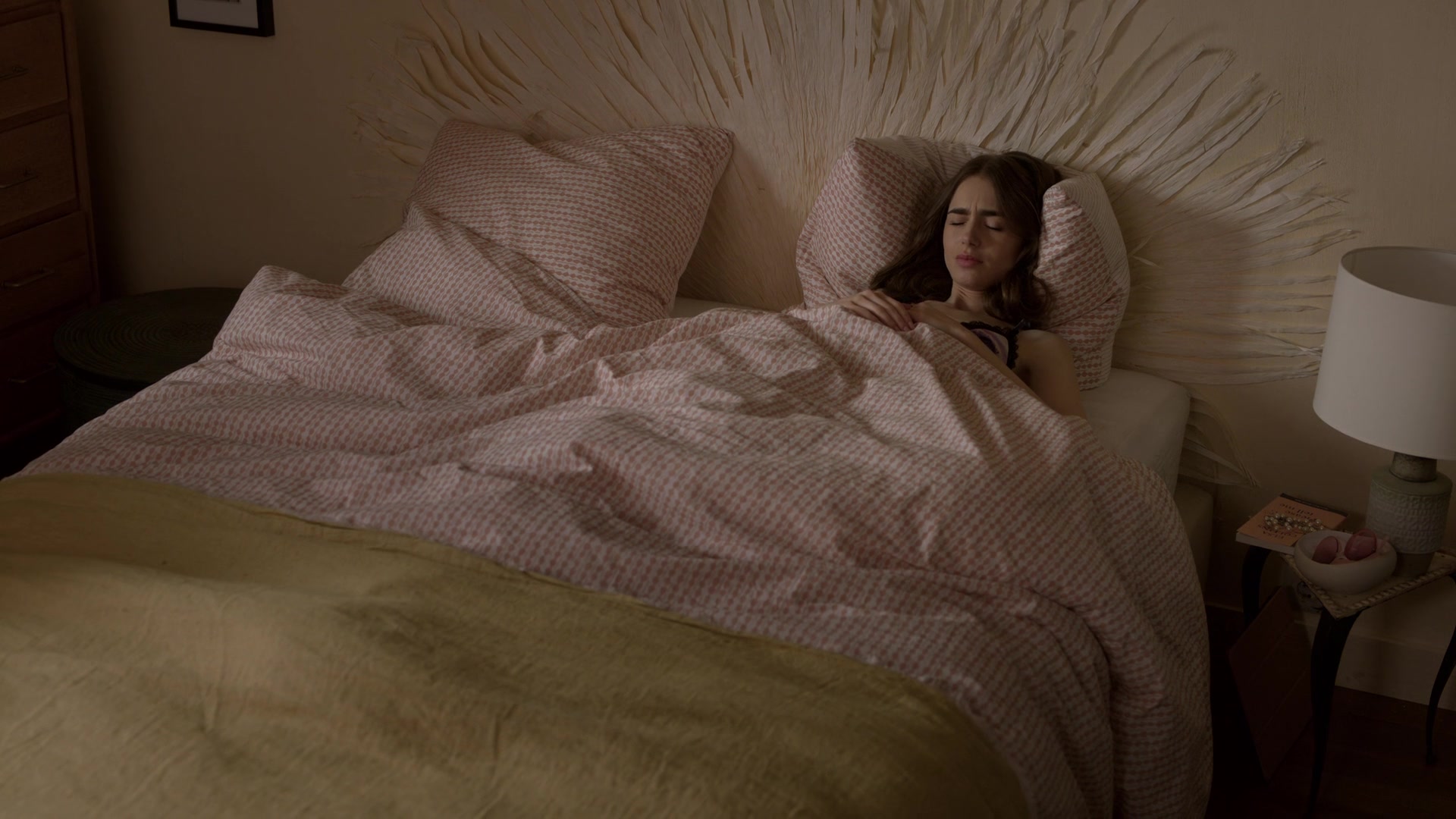 Lily Collins - Emily in Paris s01e01-ten (2020) celeb scorching ...