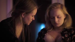 Julia Kalinowska nude, Jagoda Tymorek nude - Kostka smalcu z bakaliami (2017)