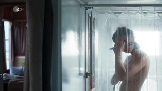 Svenja Jung nude - Zarah Wilde Jahre s01e06 (2017)