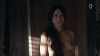 Veronika Strapkova nackt - Die Puppenspieler (2017) Nudity Scene