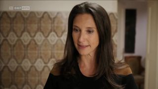Zoe Straub naked - Vorstadtweiber (2016) (Season two, Scene 1)