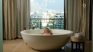 Katja Riemann nude - Todliche Geheimnisse - Jagd in Kapstadt (2017)