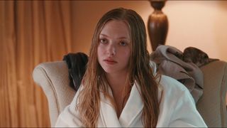 Amanda Seyfried super-hot, Julianne Moore naked - Chloe (2009)
