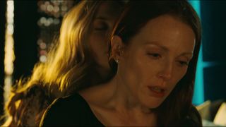 Amanda Seyfried super-hot, Julianne Moore naked - Chloe (2009)