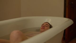 Arta Dobroshi - Stray (2018) douche naked scene