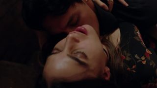 Melissa Barrera nude - Vida s01e01 (2018)