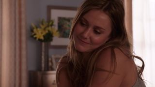 Julianna Guill cool – Gfs Guide to Divorce s01e02 (2014)