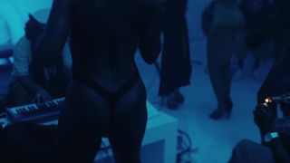 Isla Fisher naked - The Beach Culo (2019)