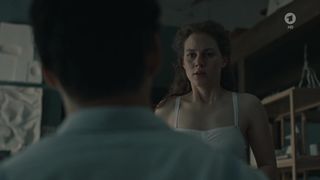 Alicia von Rittberg naked, without bra, sideboobs in vid 'Lotte am Bauhaus'