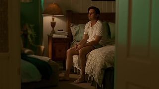 Elisabeth Shue sexy - The Trigger Effect (1996)