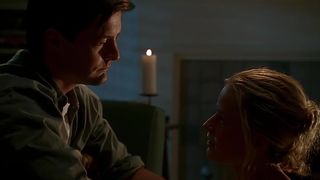 Elisabeth Shue sexy - The Trigger Effect (1996)