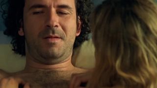 Natalia Verbeke nude – El otro lado de la cama (2002)