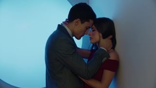 Giulia Charm, Elisabeth Larena naked - Vivir sin permiso s01e01-ten (2018)