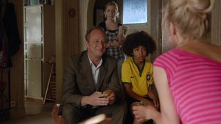 Virginie Efira - Une famille a louer (2015) Сut glamour episode