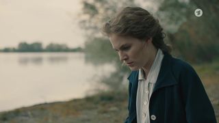 Nina Gummich, Alicia von Rittberg naked - Lotte am Bauhaus (2019)