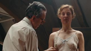 Vicky Krieps nude - Phantom Thread (2017)