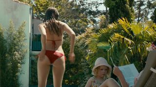 Alicia Endemann, Valerie Karsenti - Ma Famille t'worship deja (2016) Nude TV vid episode