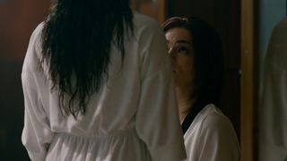Alicia Jaziz, Marianna Burelli - Ingobernable s01e01 (2017) Nude TV vid scenes