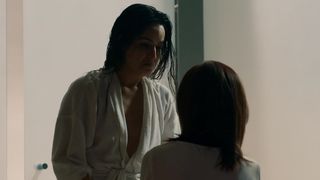 Alicia Jaziz, Marianna Burelli - Ingobernable s01e01 (2017) Nude TV vid scenes