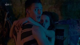 Simone Geissler, Valerie Stoll - Wo kein Schatten fallt (2018) celeb steaming movie scenes