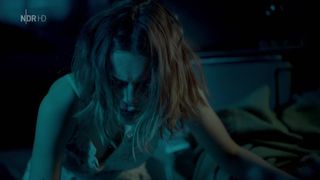 Simone Geissler, Valerie Stoll - Wo kein Schatten fallt (2018) celeb steaming movie scenes