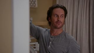 Jenna Fischer hot - Splitting Up Together (2018) (Season 1, Episode 4)