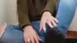 Peruanita mostrando sus pies súper sudados