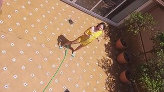 A discreet pissing on a neighbor