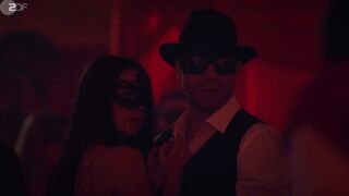 Alice Dwyer, etc - Herr und Frau Bulle s01e01 (2018)