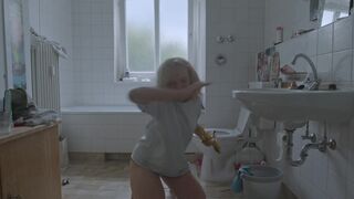 Luise von Finckh nackte - Fragmente einer jungen Frau (2021) Naked and Explicit Masturbation Scene