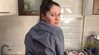 Horny stepmom in panties washing dishes in the kitchen. My dick entered her very quickly