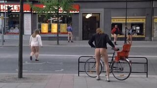 Hilarious Public Nude Episode. Suzanne Reuter bare. En kolossalt genomtankt film (1994)