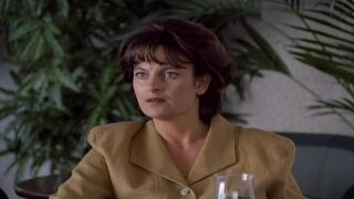 Hilarious Public Nude Episode. Suzanne Reuter bare. En kolossalt genomtankt film (1994)