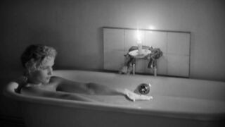 Gunilla Karlzen nude. La salle de bain (1989)