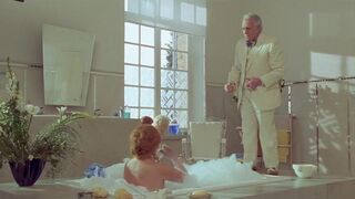 Geraldine Danon sans bra, Jeanne Moreau - La vieille qui marchait dans la mer (1991) Bareness movie vignettes